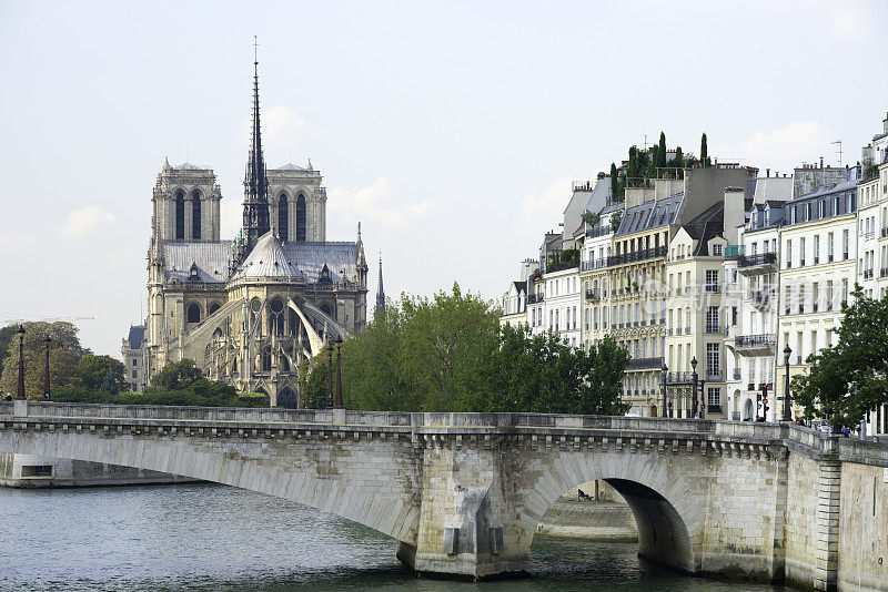 从萨利桥(Pont de Sully)上俯瞰巴黎圣母院(Notre Dame de Paris)和图内尔桥(Pont de la Tournelle)